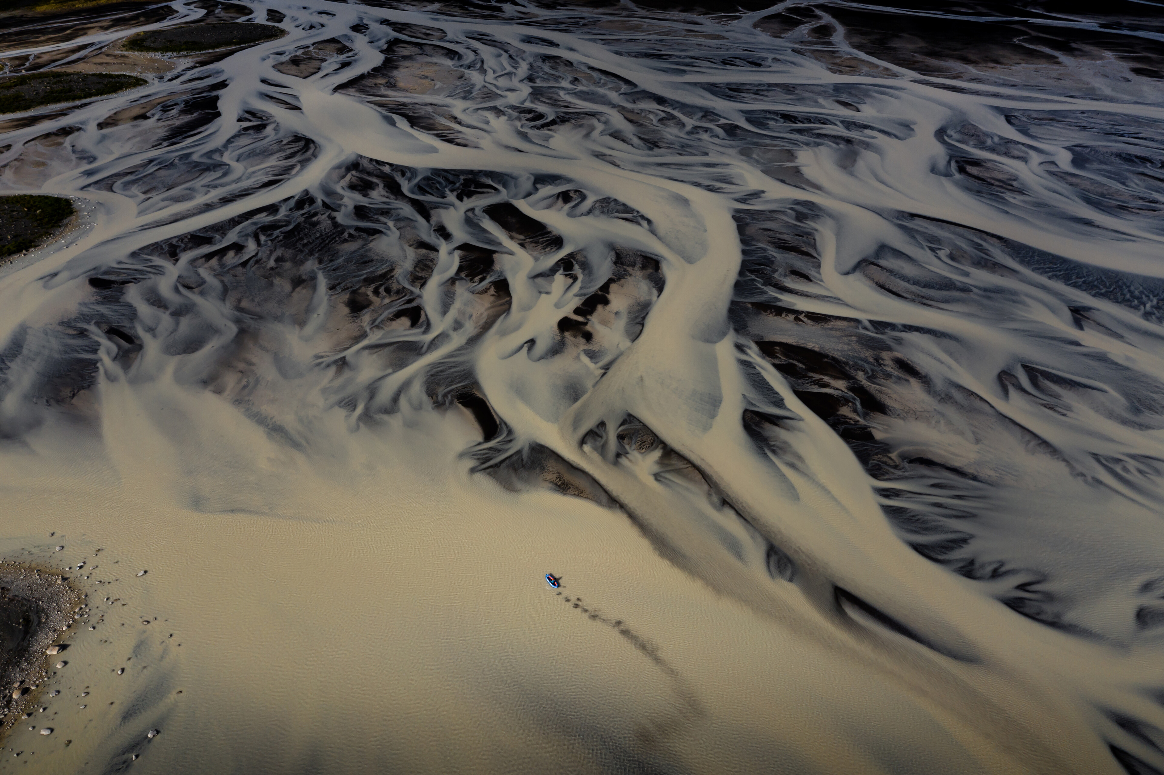 Jemma Bowles kayaking at the mouth of a braided river. Sandvatn Lake, Iceland. Image: Anthony Pearson // Red Bull Illume 2023