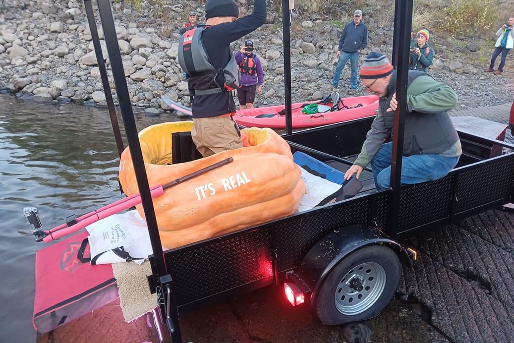 Gary Kristensen's pumpkin boat and support team